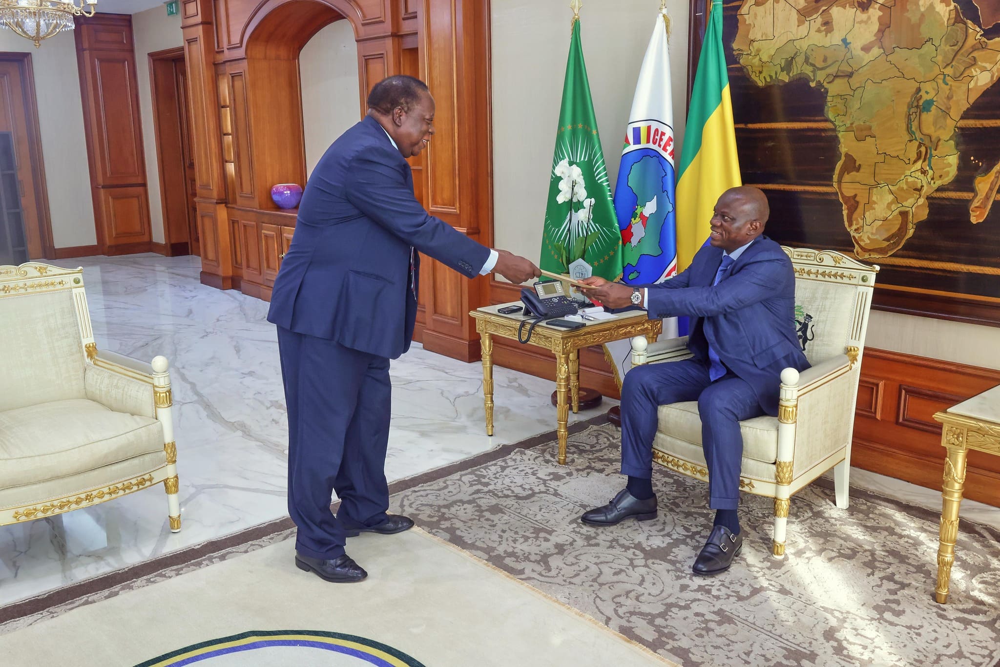 Gabon/Brice Clotaire Oligui Nguema reçoit un émissaire du Président zambien Hakainde Hichilema