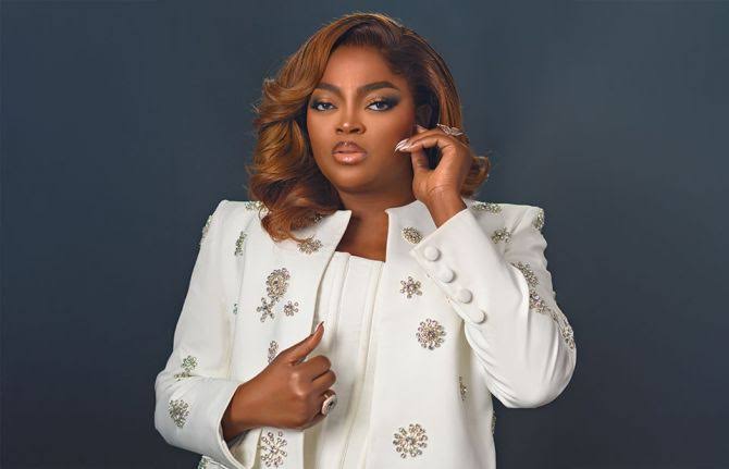 «J’ai pleuré et j’avais besoin de parler à quelqu’un » — Funke Akindele parle de thérapie et de dépression