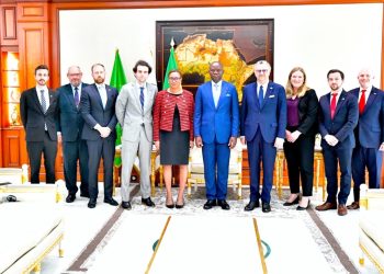 Diplomatie : le Président Oligui Nguema reçoit le Conseiller Spécial du Président Donald Trump pour l’Afrique