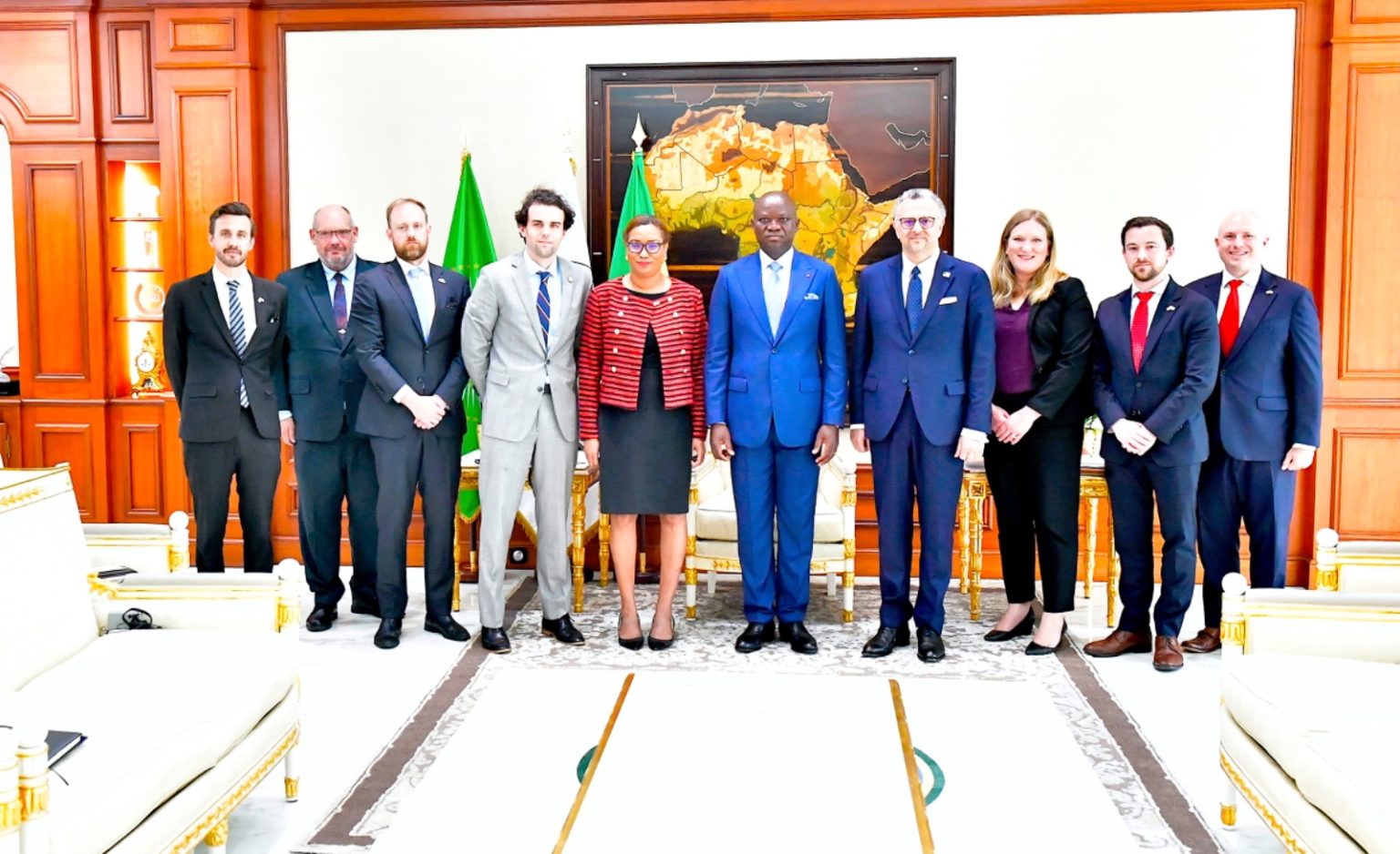Diplomatie : le Président Oligui Nguema reçoit le Conseiller Spécial du Président Donald Trump pour l’Afrique