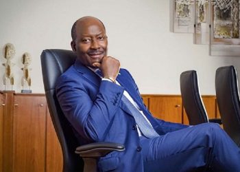 Gabon: Henri-Claude Oyima nommé Ministre d&rsquo;État en charge de l&rsquo;Économie et de la Lutte contre la Vie chère dans le premier gouvernement de la Cinquième République