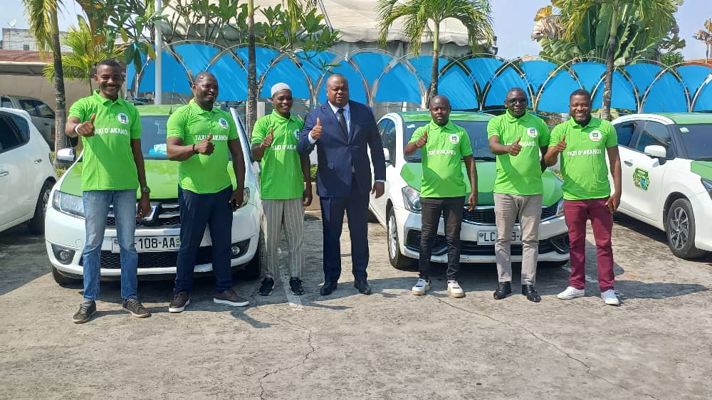 Gabon/Transport urbain : la Mairie d’Akanda renforce la sécurité avec l’identification lumineuse des taxis