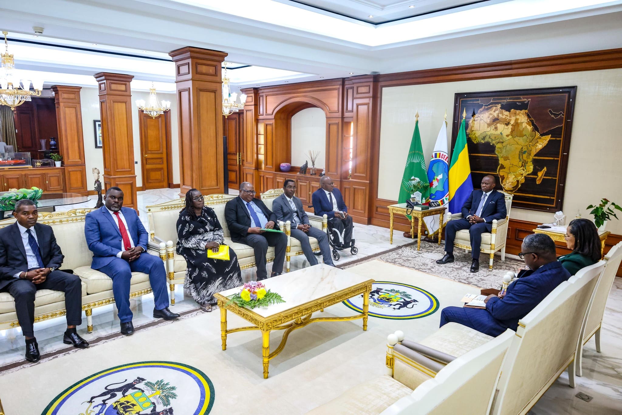 Gabon – Une vaste opération judiciaire en préparation contre les détourneurs de fonds : Oligui Nguema échange avec la société civile