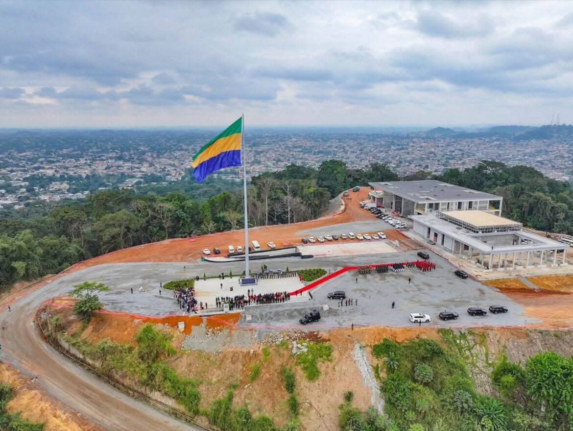 Gabon/Libreville – Oligui Nguema inaugure le plus haut mât d’Afrique centrale au Mont-Bouet, dans la Cité de la Démocratie